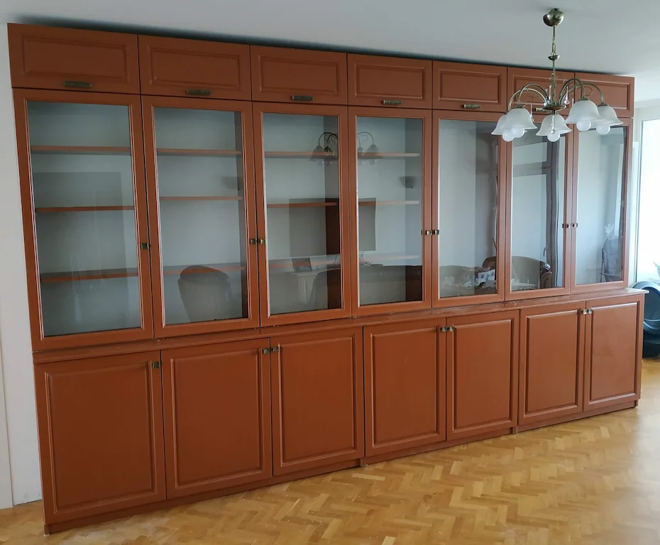 Масивна секция витрина за хол